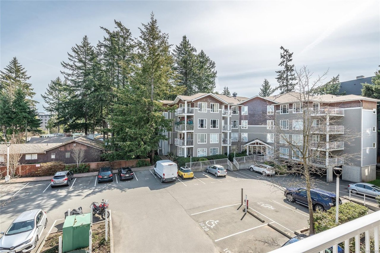 303-2823 Jacklin Rd