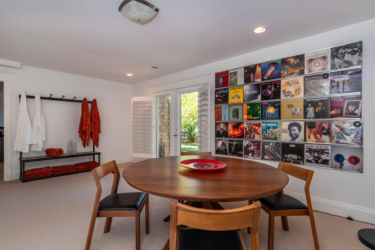 1686 Sunset Blvd