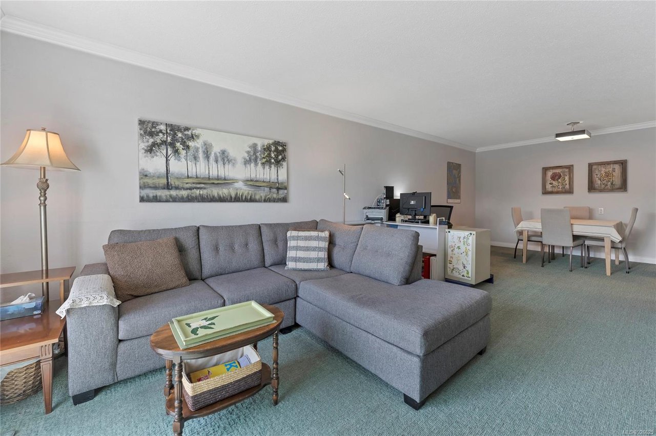 204-848 Esquimalt Rd