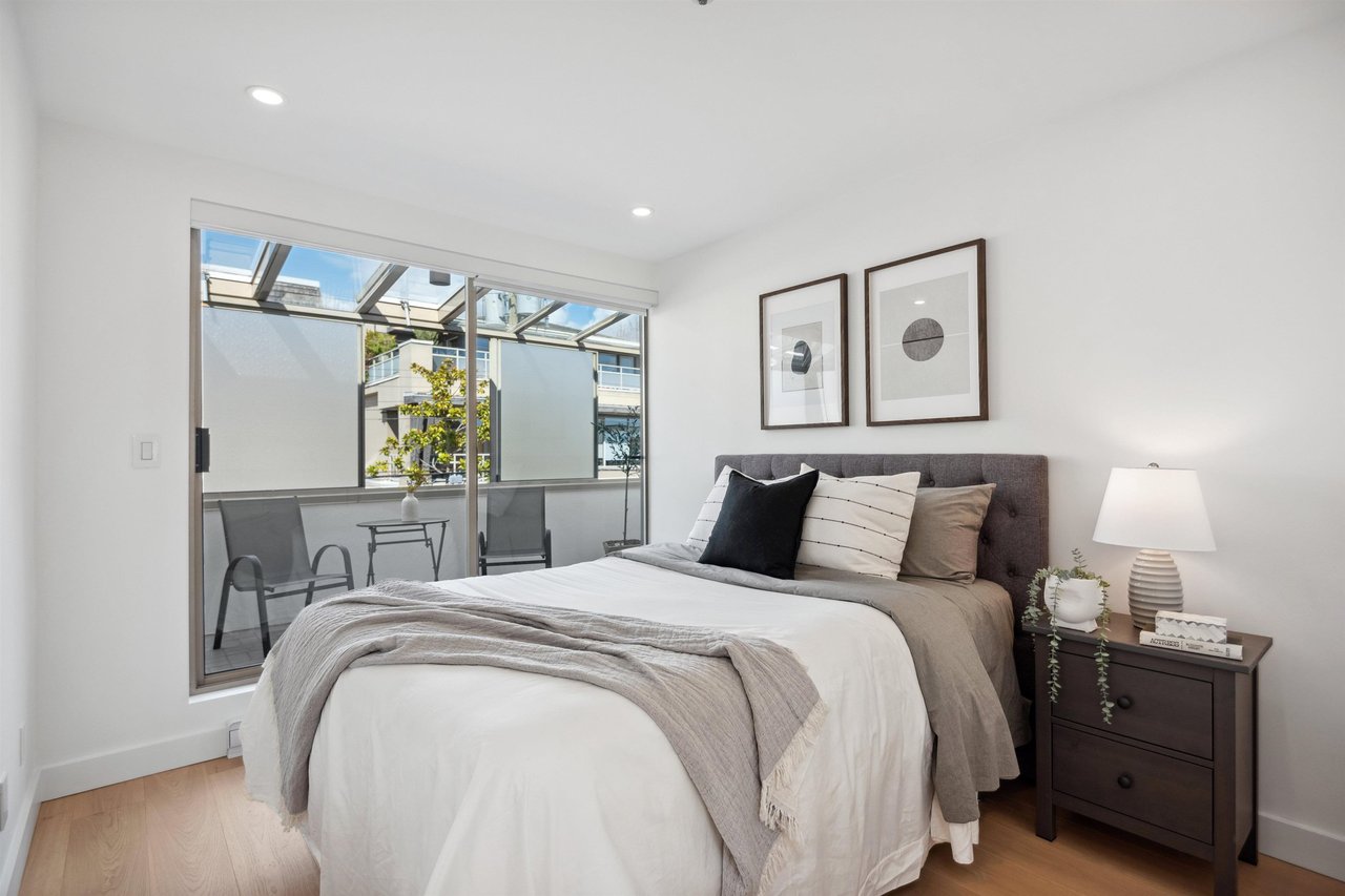 207-2433 Bellevue Ave