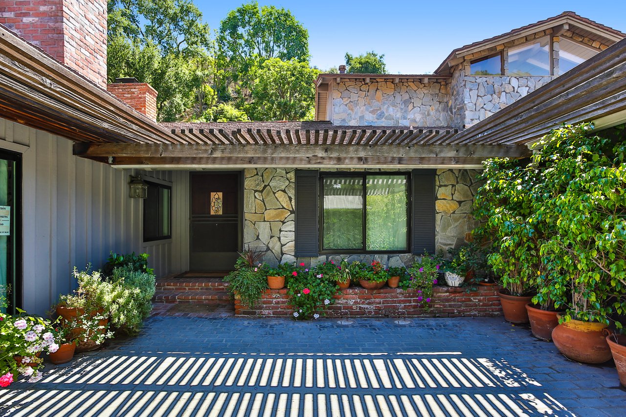 Considerable Country Retreat in the Canyon