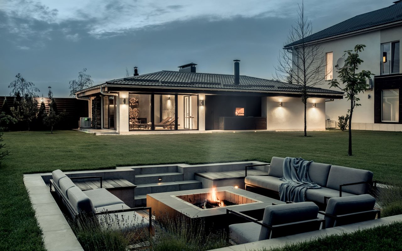 The Best Outdoor Fireplaces: Brick, Steel & More