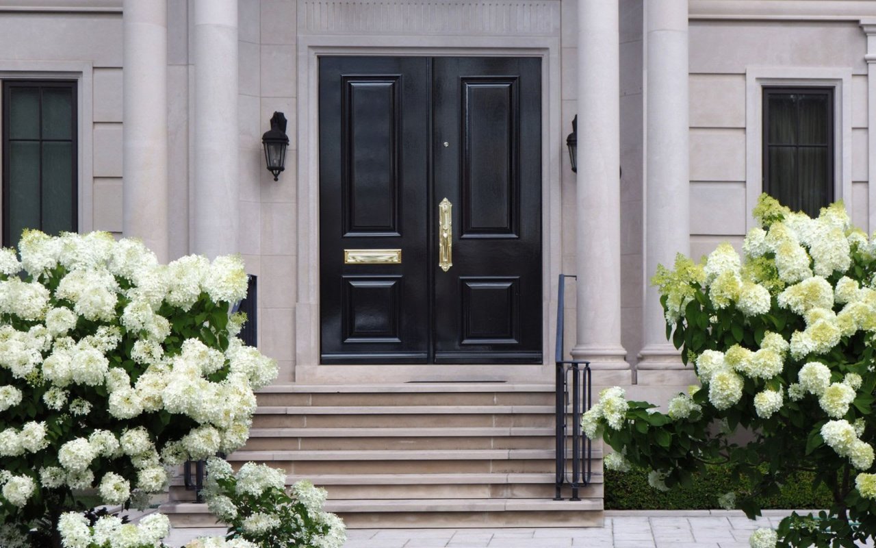 Cool Weather, Warm Welcome: How to Amp Up Your Winter Curb Appeal