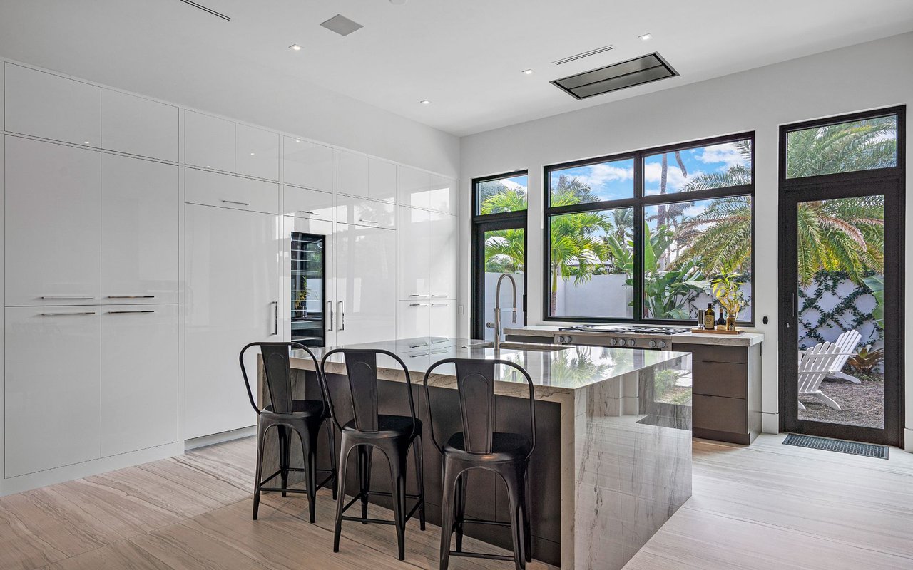 800 Seagate Dr