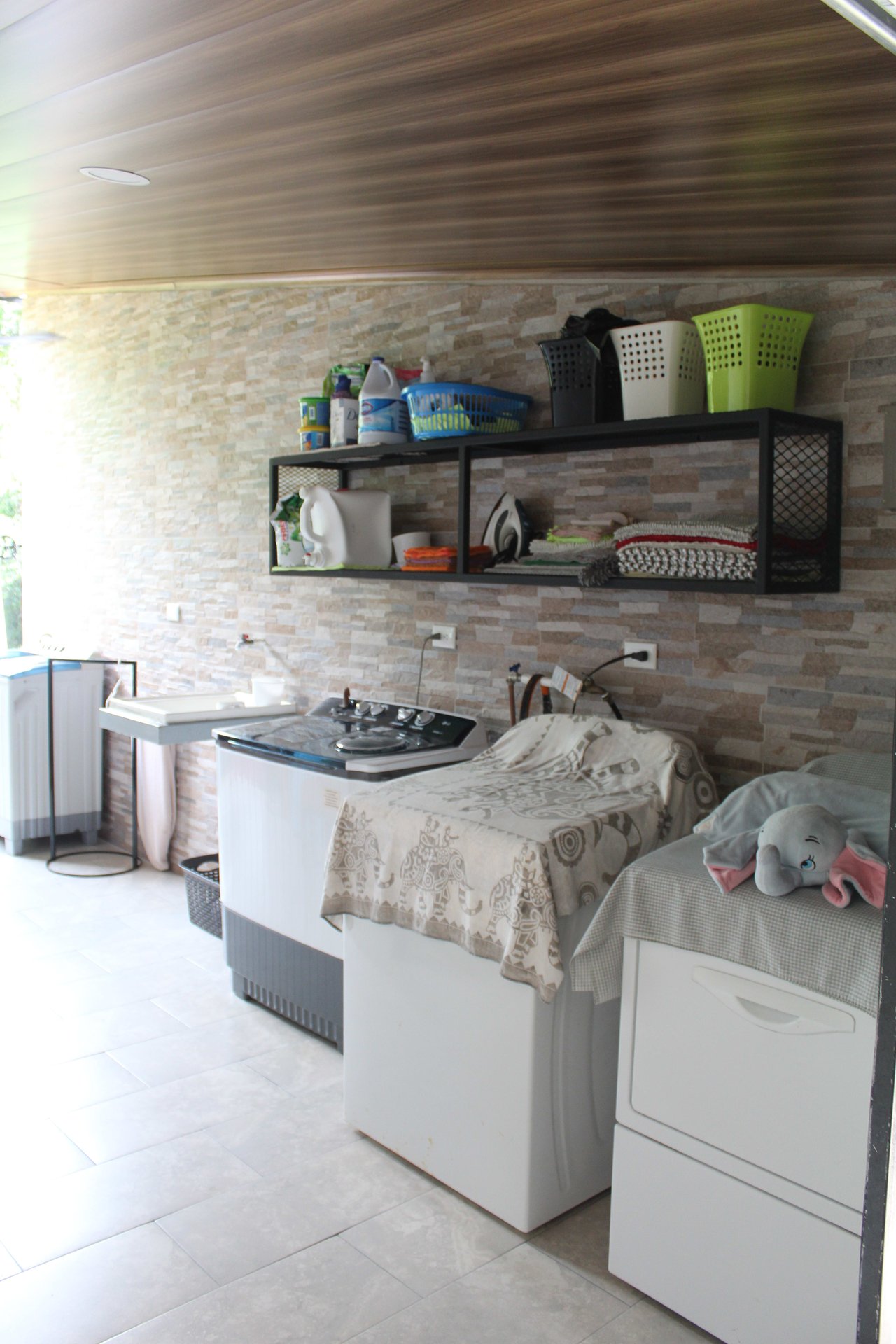 Spacious 2 Bedroom Minutes to the Beach