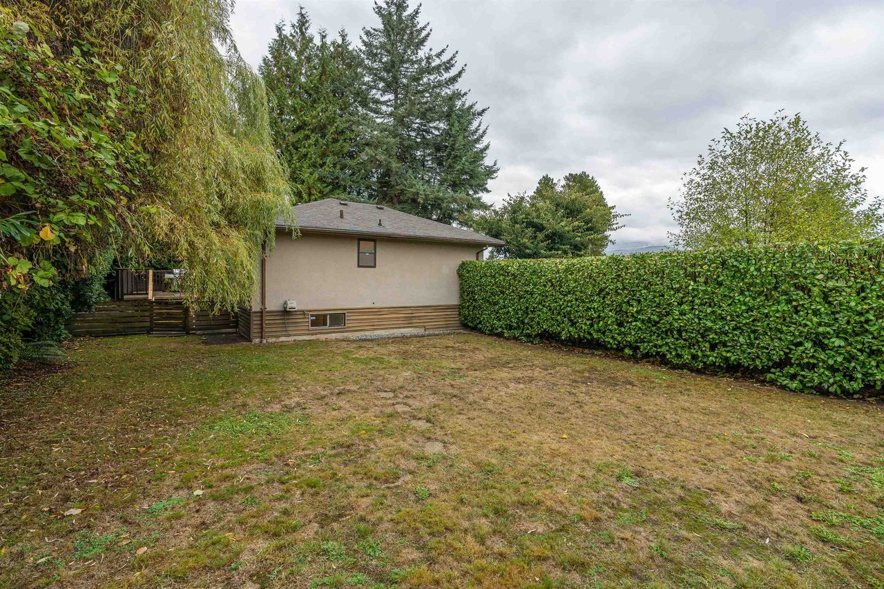 993 Friar Cres