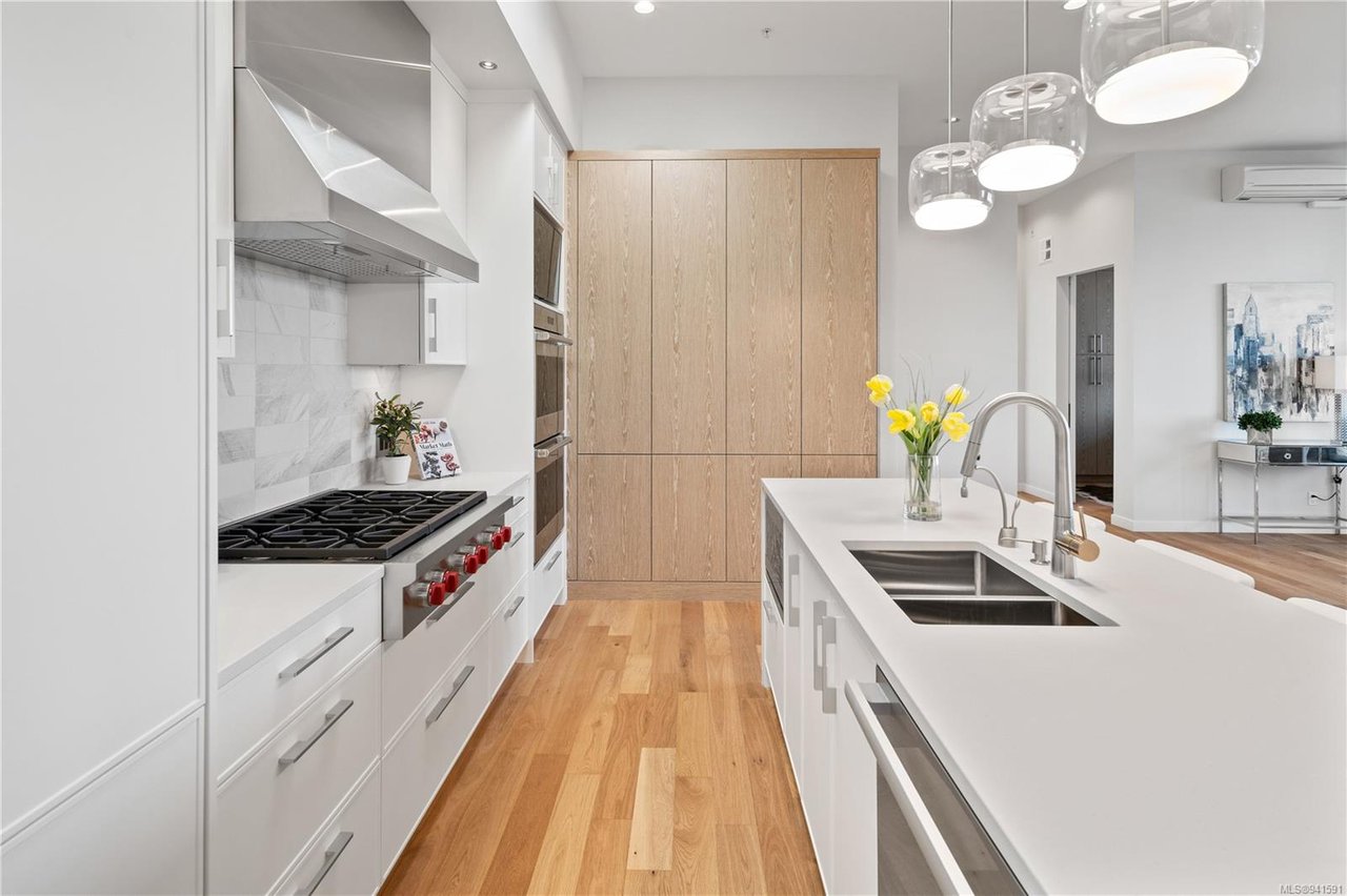 403-1018 Pentrelew Pl