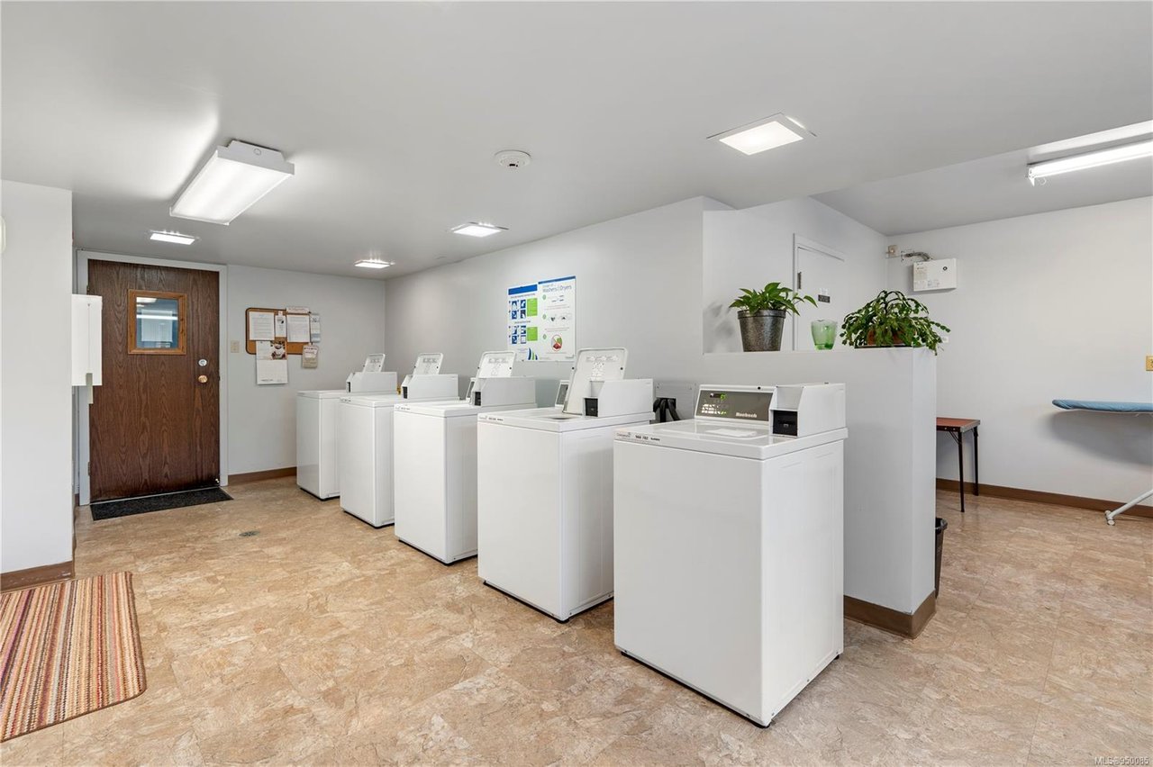 311-1025 Inverness Rd, Saanich