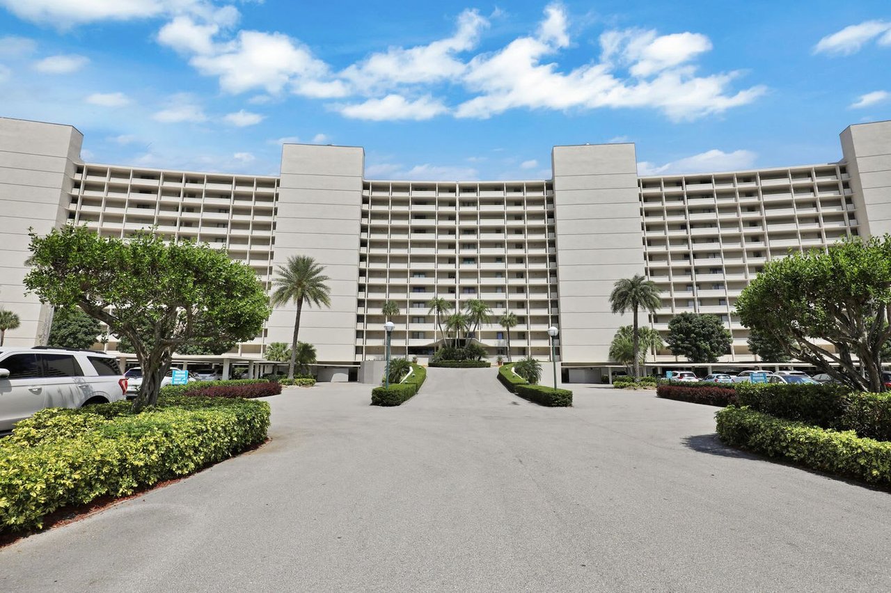 122 Lakeshore Drive #2320