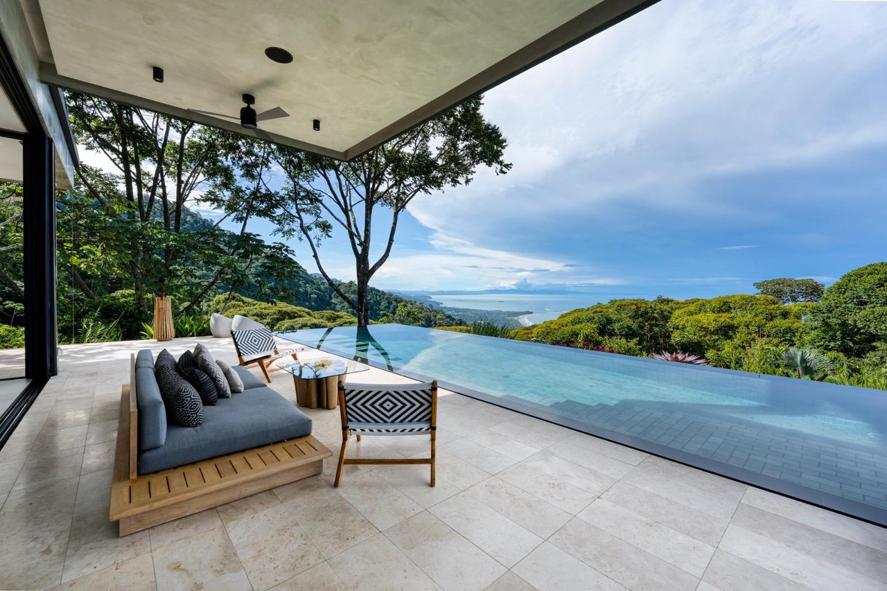 Architectural Whale Tail Villa, Dominical, Puntarenas
