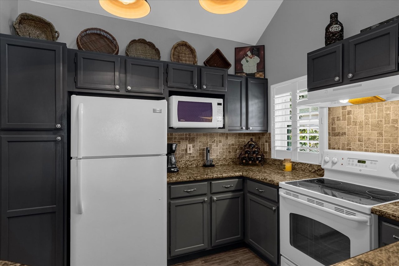 5008 MANGROVE ALY #202