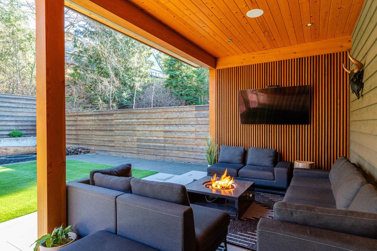 1054 Jay Cres