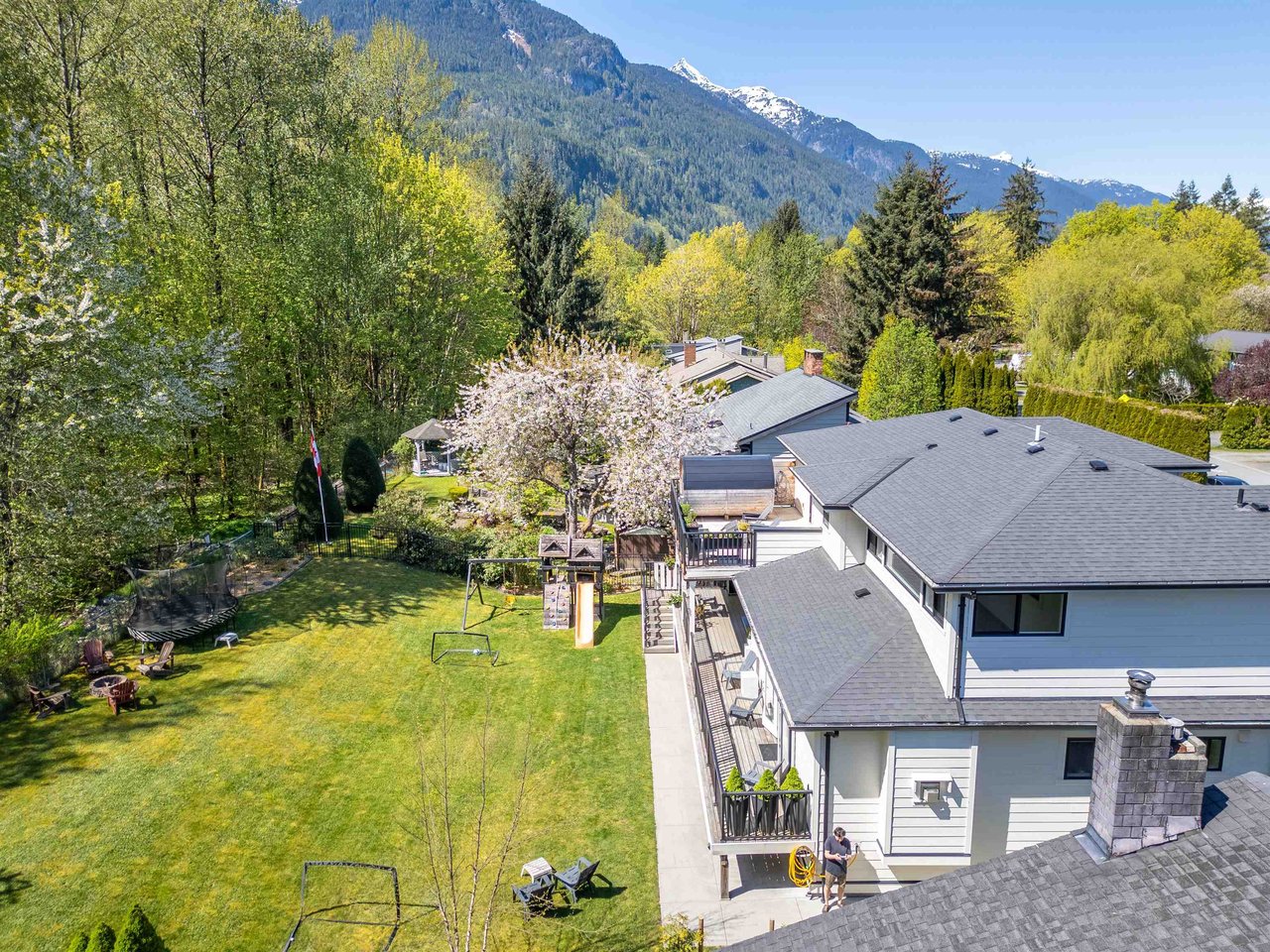 1422 Maple Cres
