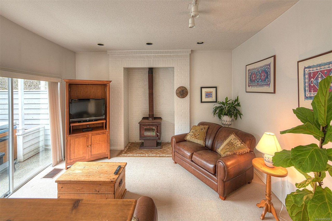 751 Helvetia Cres