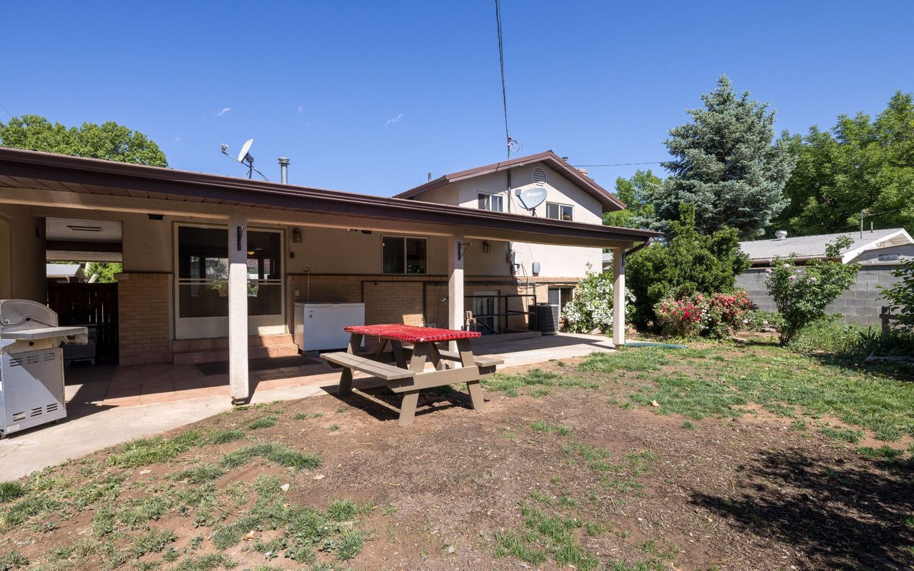 290 N Opal Ave W