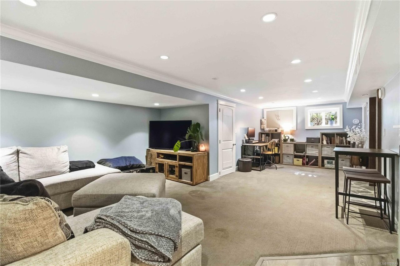 3738 Tillicum Rd