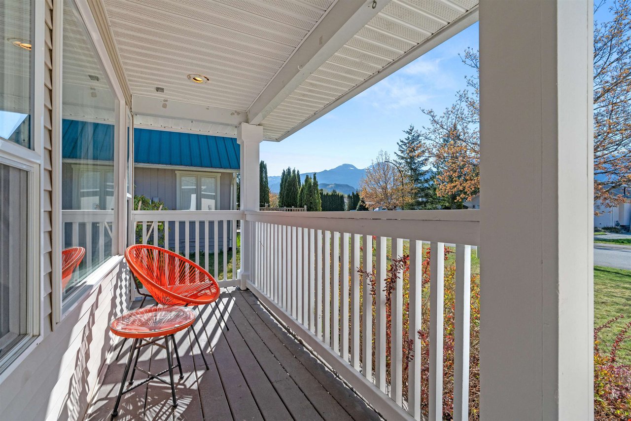 1050 Edgewater Cres