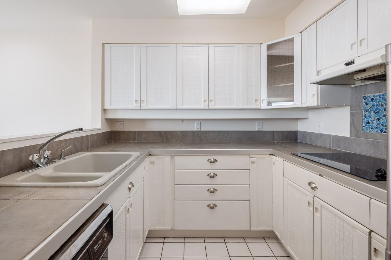 208-2433 Bellevue Ave