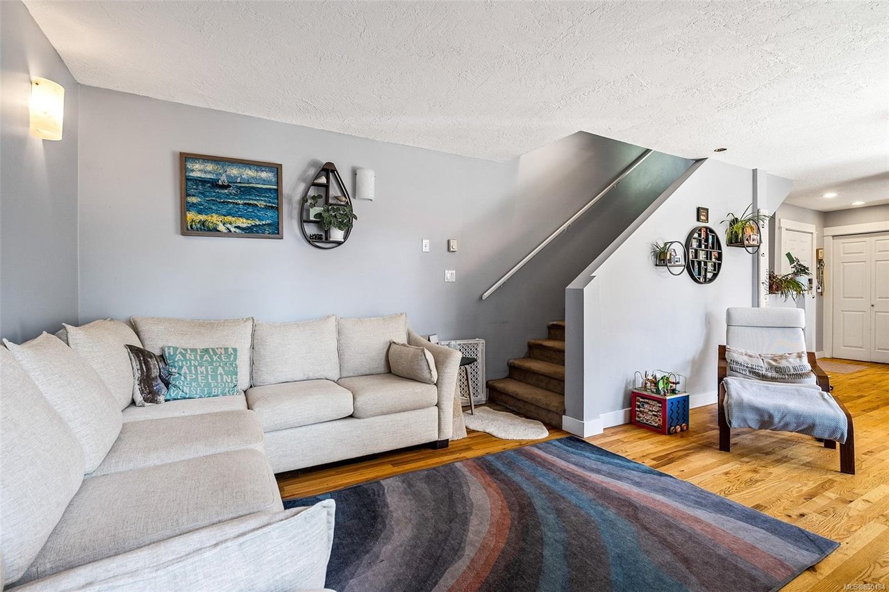 2-933 Empress Ave