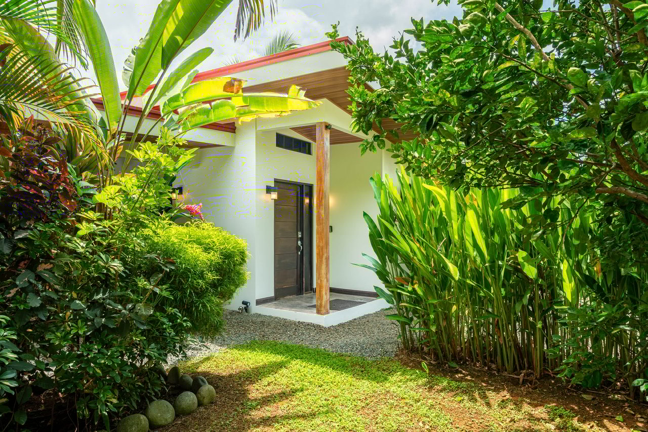 Uvita Garden Villa and Casita, 4 Bedrooms Total, Walking Distance To All