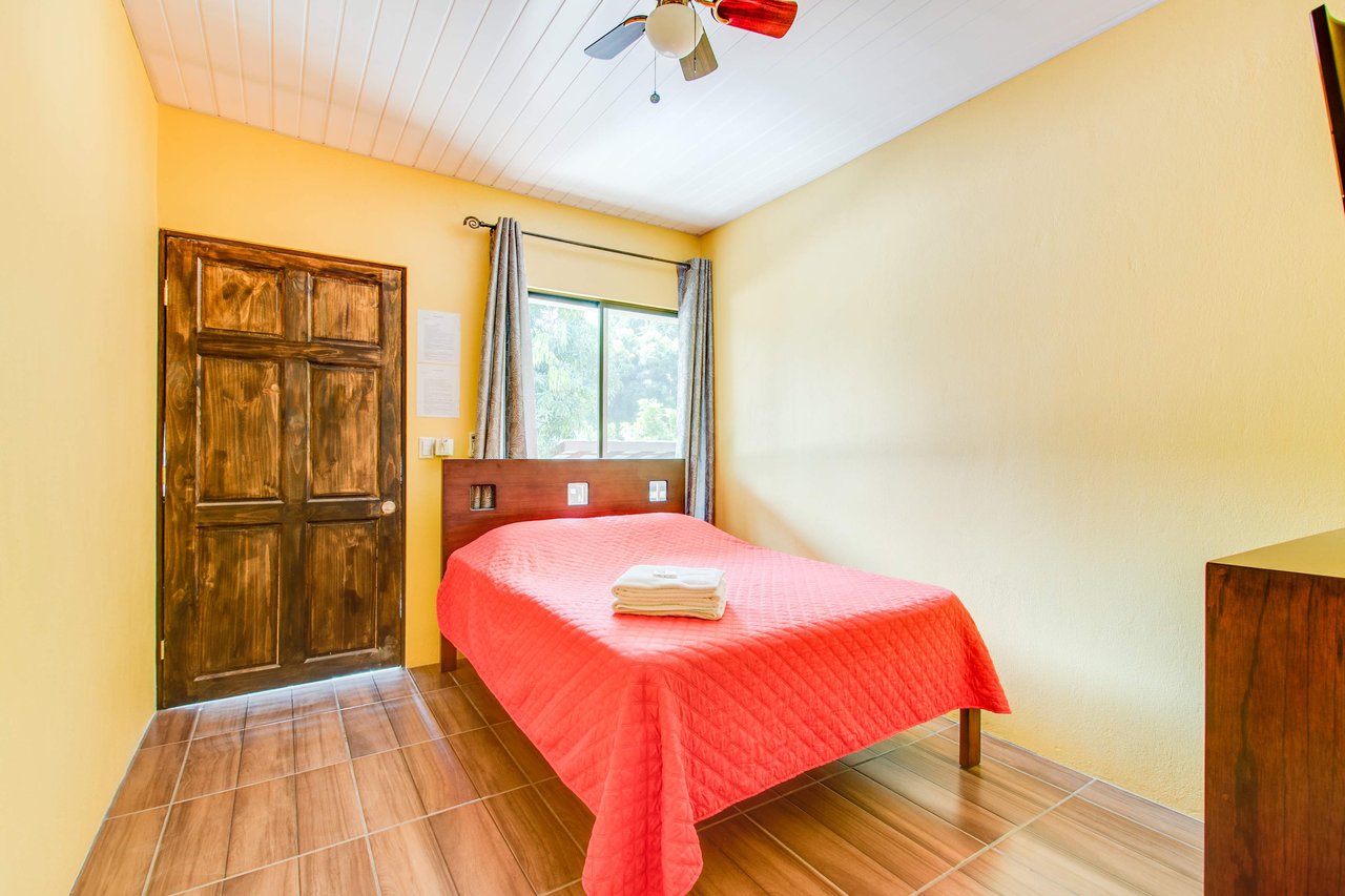 A highly-rated and high-occupancy resort with a hotel, cabins, on-site restaurant and a pool an easy 5-minute walk from PLAYA UVITA and Marino Ballena National Park!