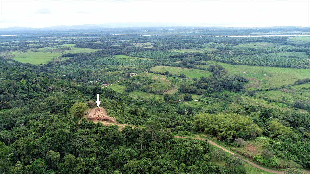 9 acres property with 360 panoramic views and 80m highway frontage