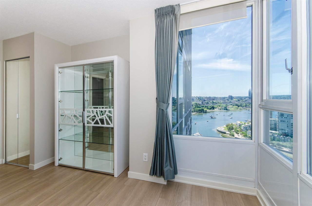 3207-1033 Marinaside Cres