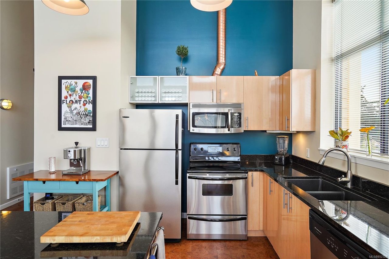 403-829 Goldstream Ave