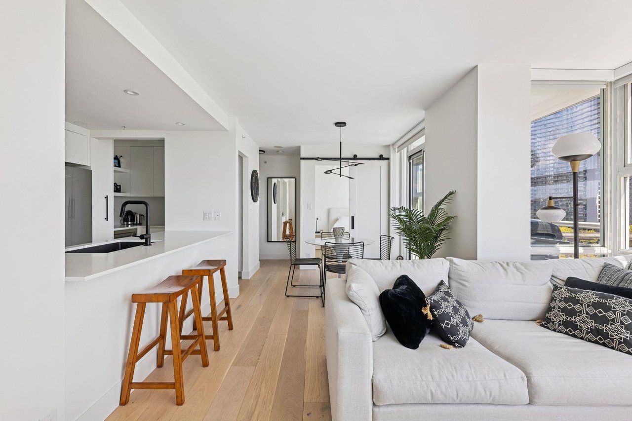 801-1077 Marinaside Cres