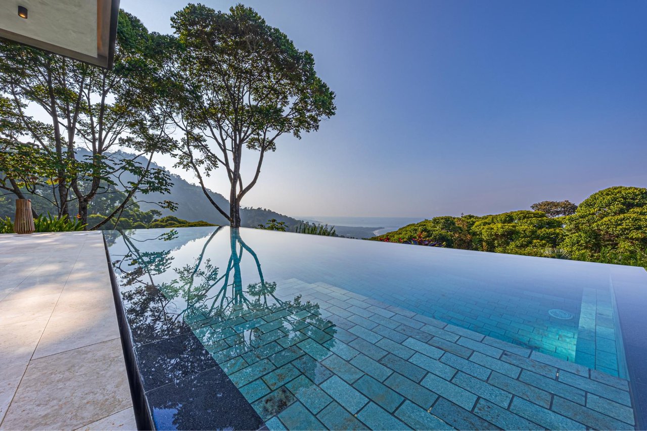 Architectural Whale Tail Villa, Dominical, Puntarenas