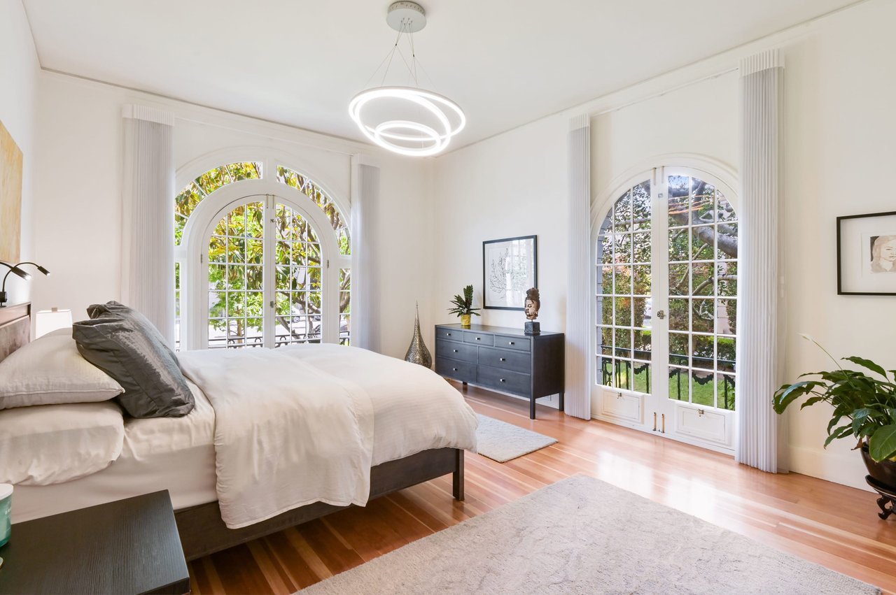 Grand Scale Pacific Heights Apartment
