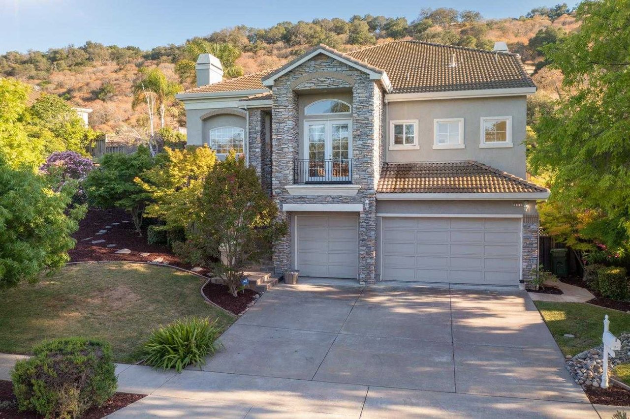 952 Foothill DR