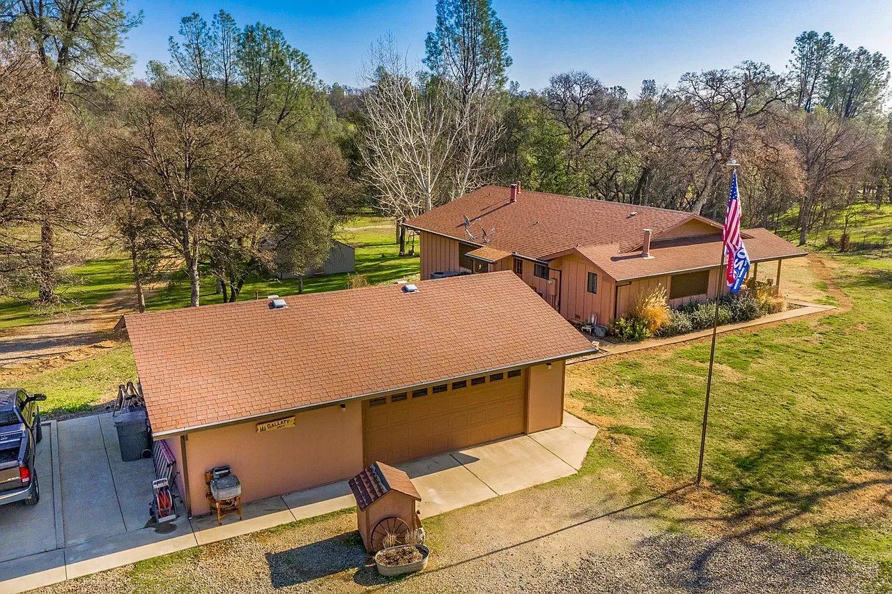 3857 Oak Ln