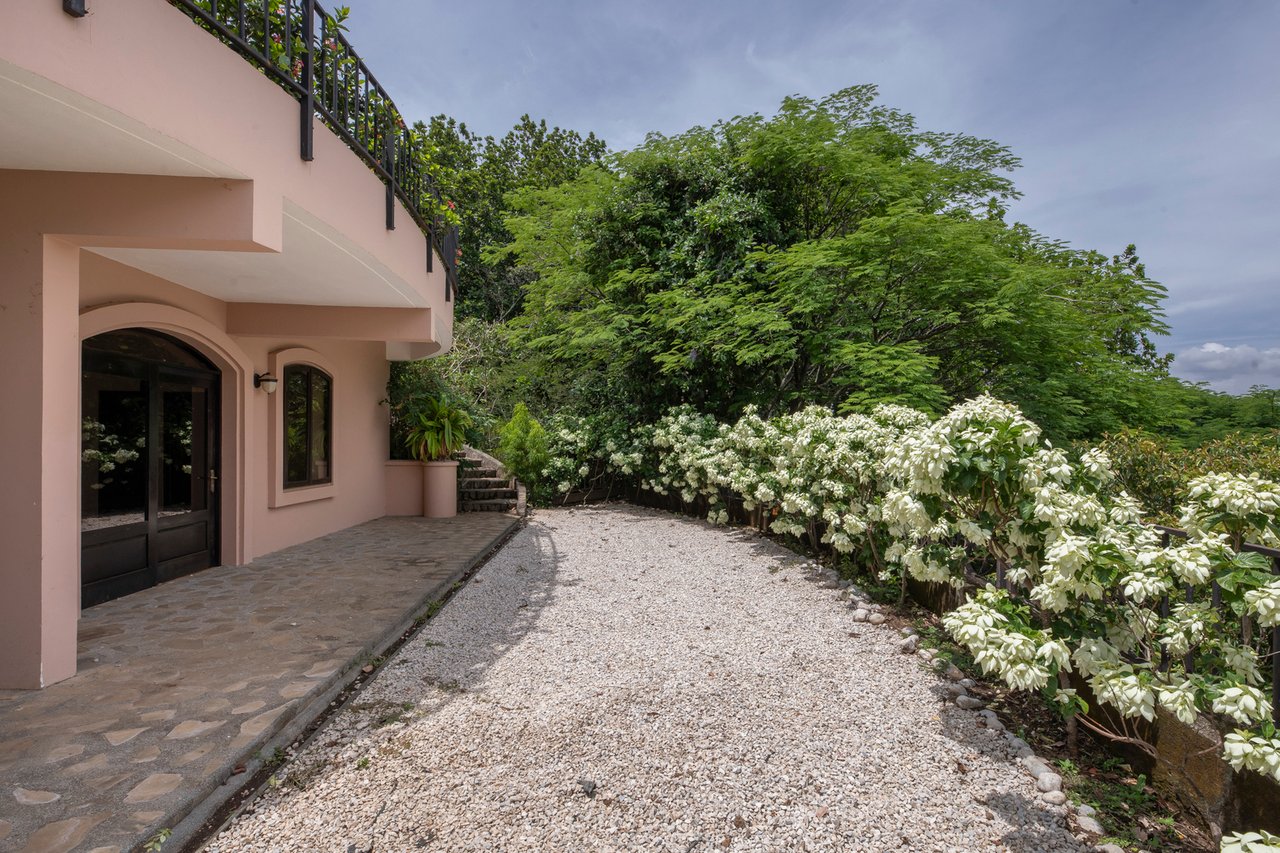 Tuscan Estate with Infinity Pool, Guacima, Alajuela