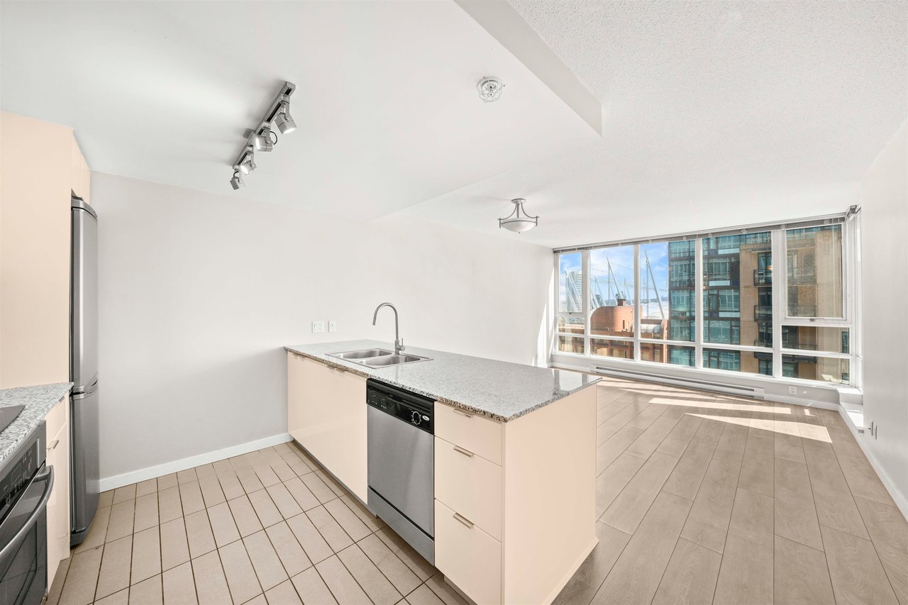 1905-233 Robson St