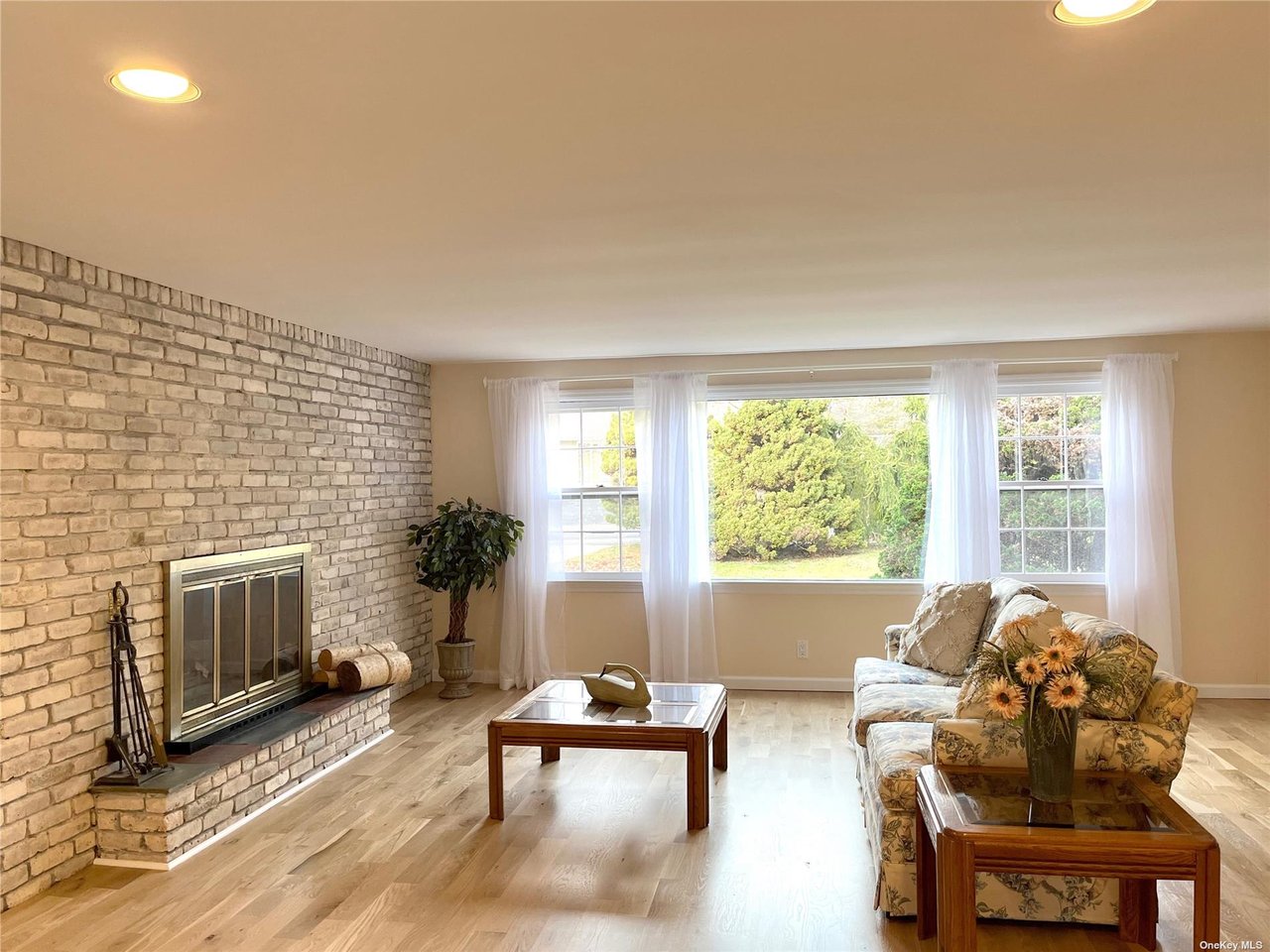 25 Squires Avenue