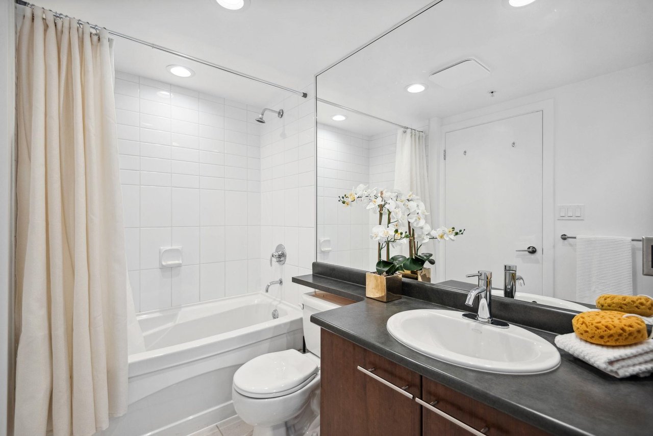 1406-2979 Glen Dr