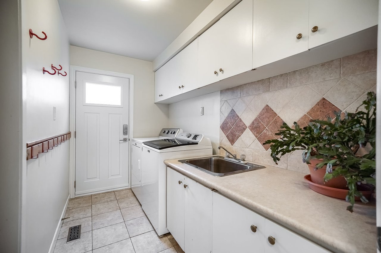 268 Mineola Rd E