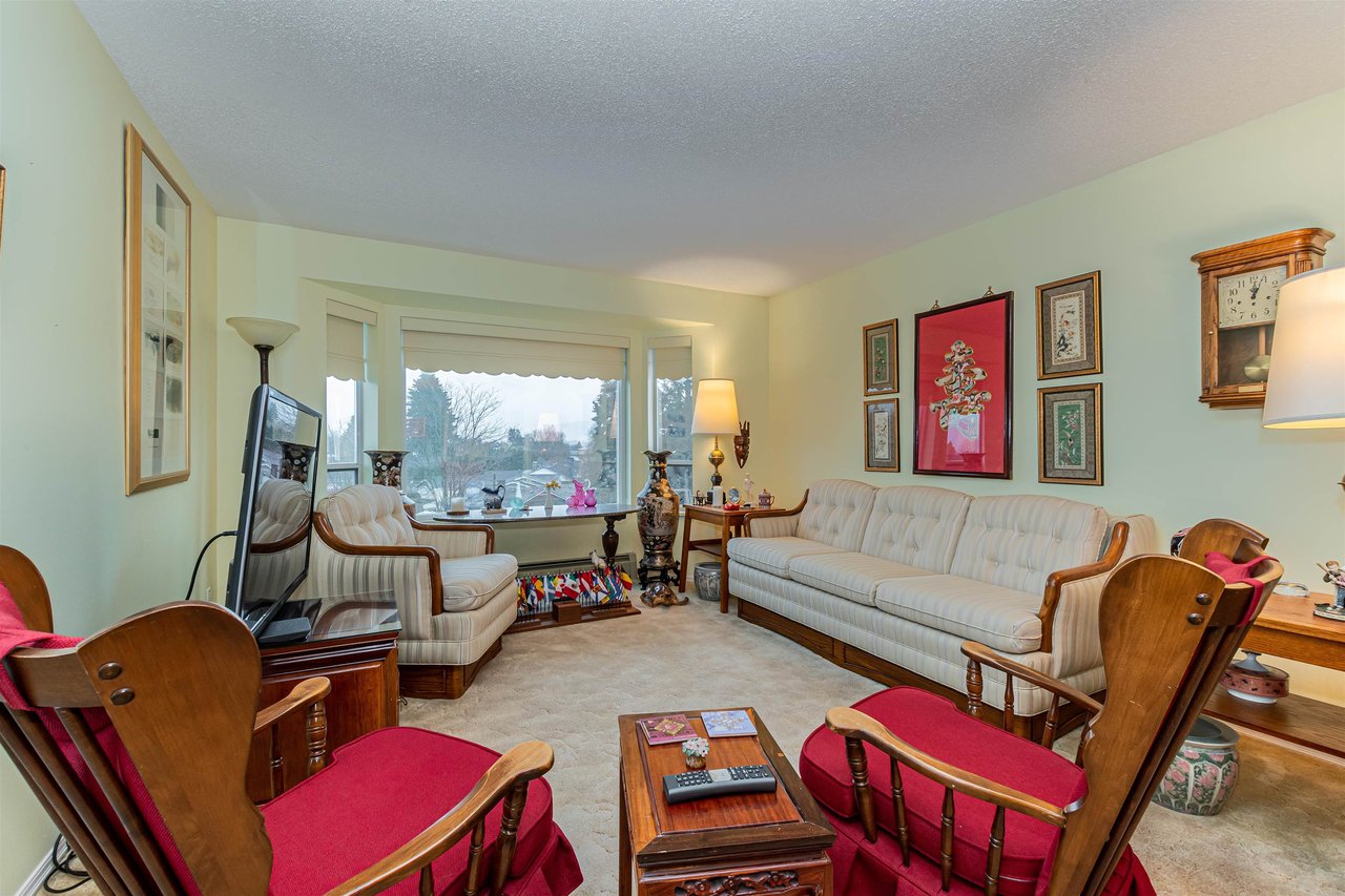 313-8725 Elm Dr