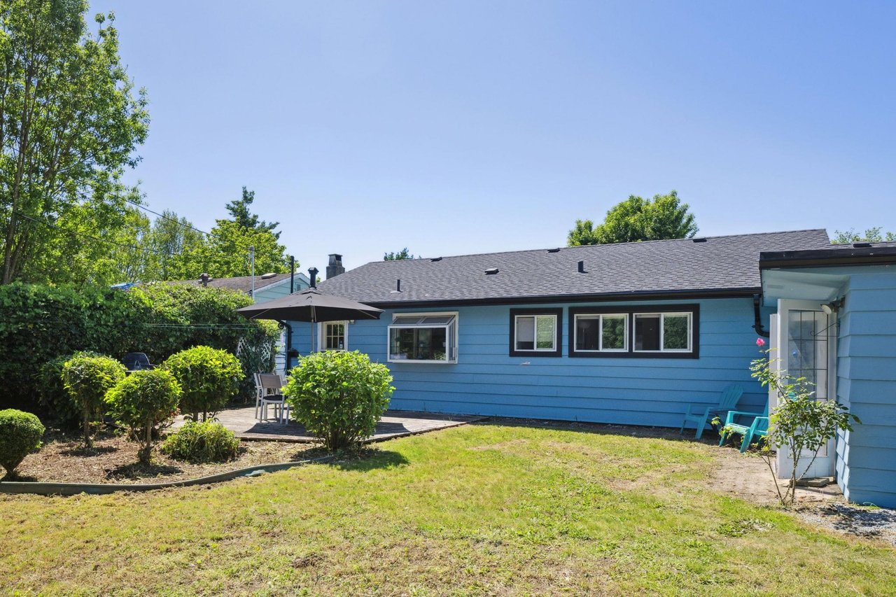 1384 Fernwood Cres