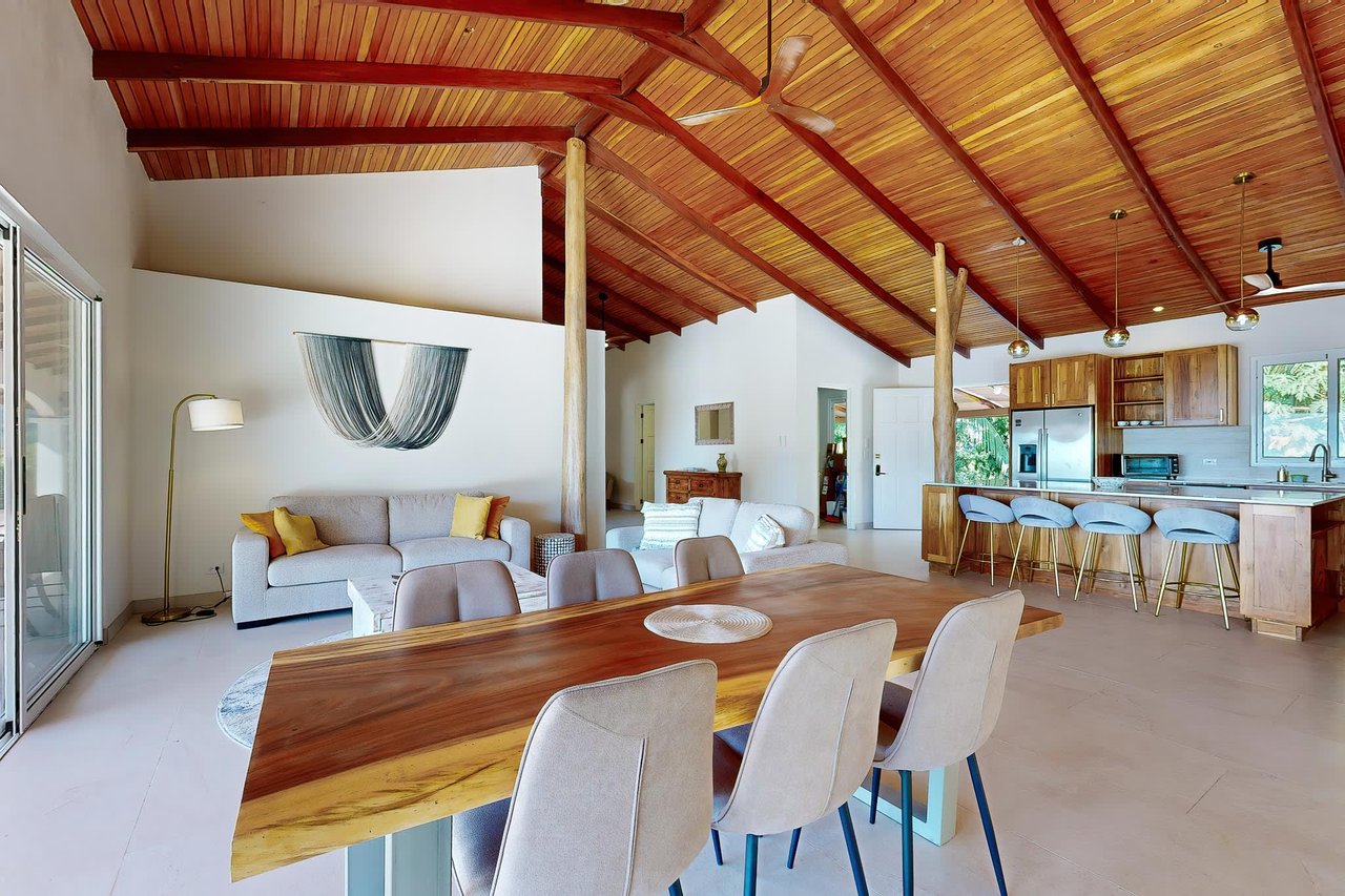 Luxurious Ocean-view Villa:  Your Paradise in Uvita