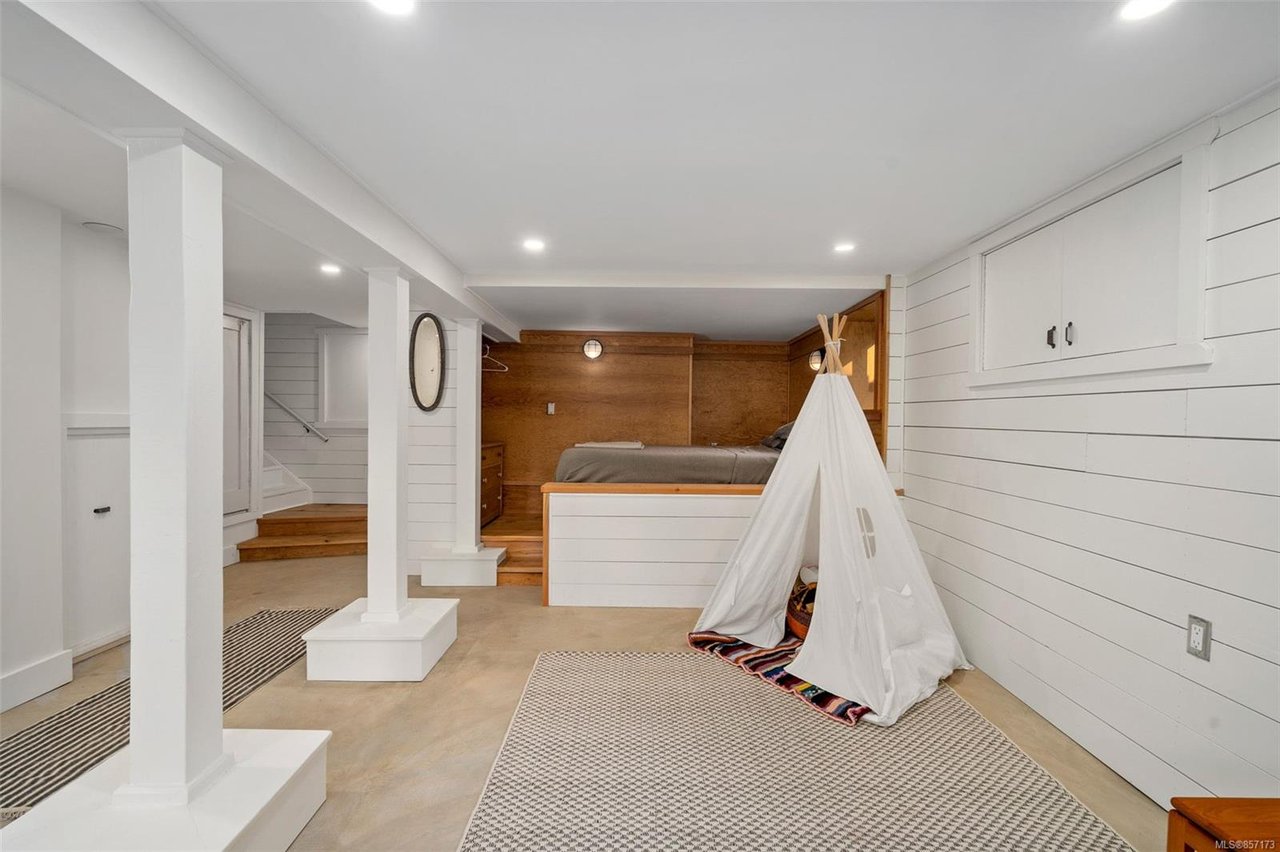 2632 Fernwood Rd
