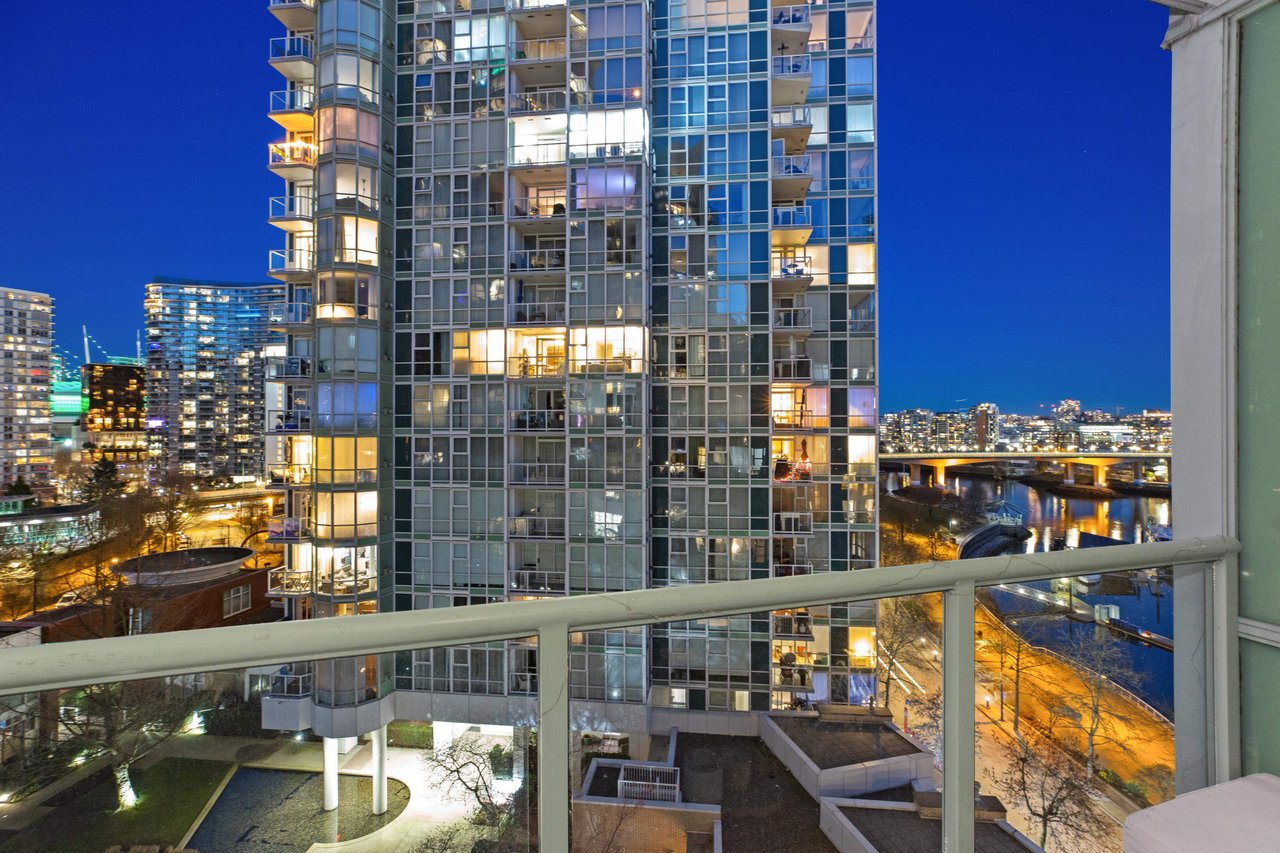 1003-1099 Marinaside Cres