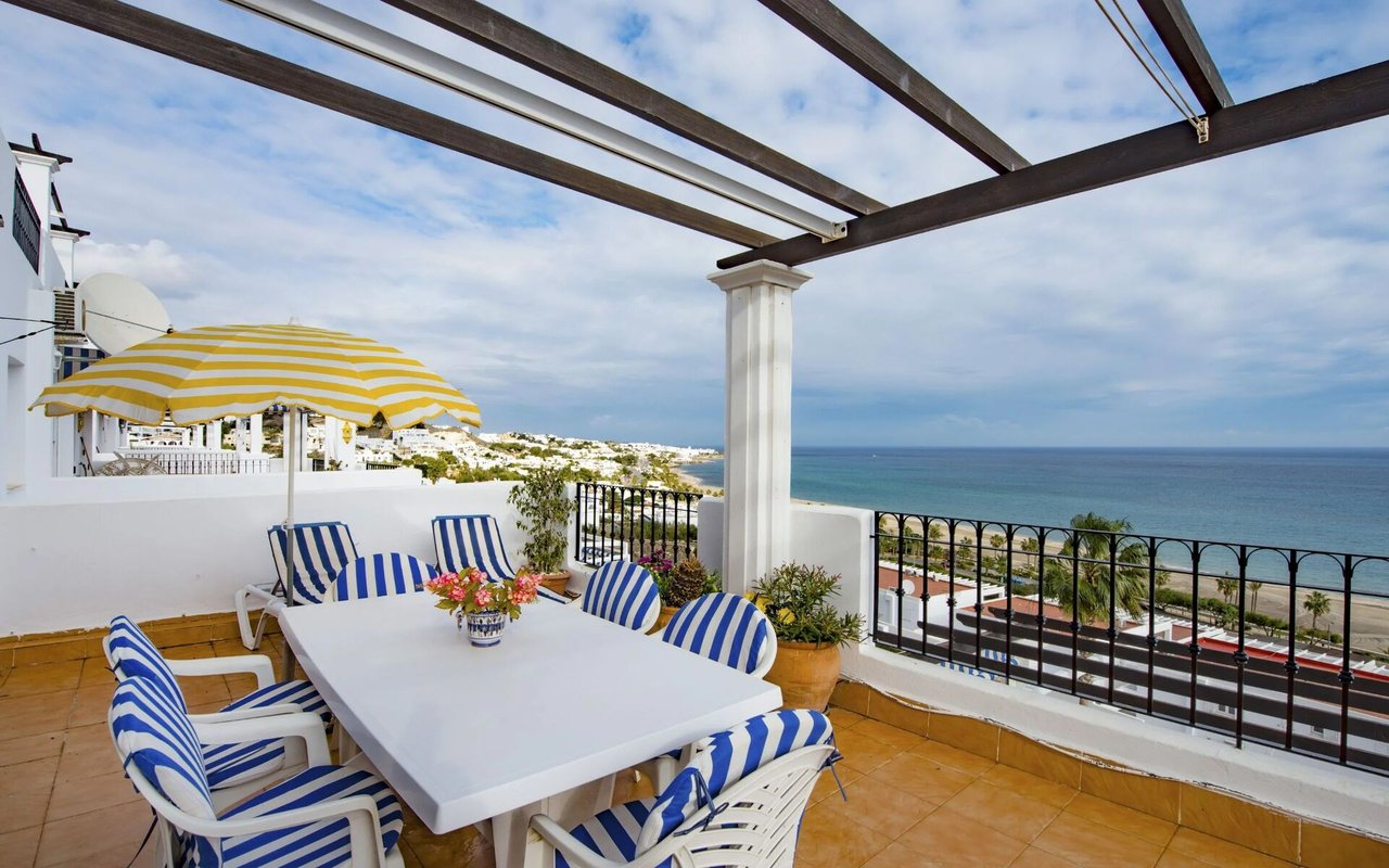 A Private Contemporary Island Oasis in Long Beach