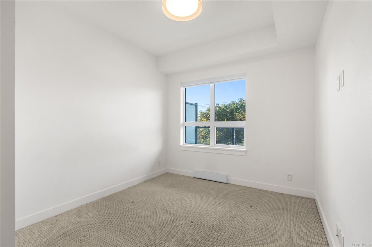 402-757 Tyee Rd, Victoria