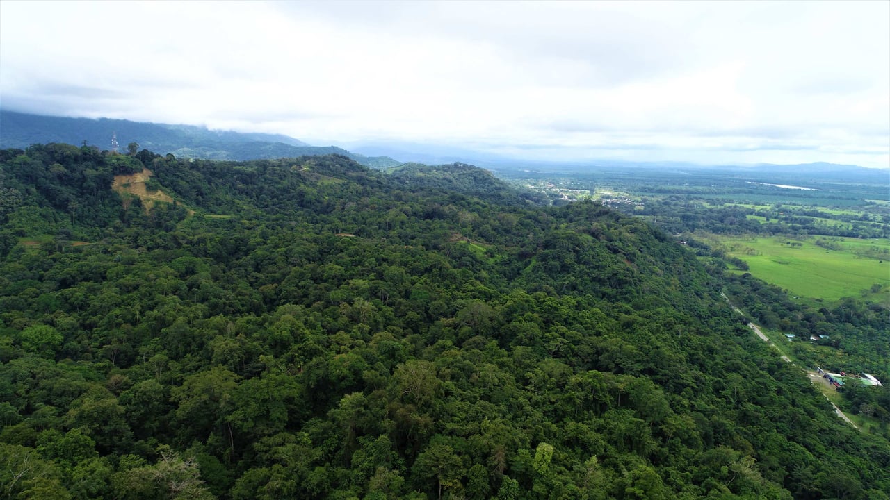 9 acres property with 360 panoramic views and 80m highway frontage