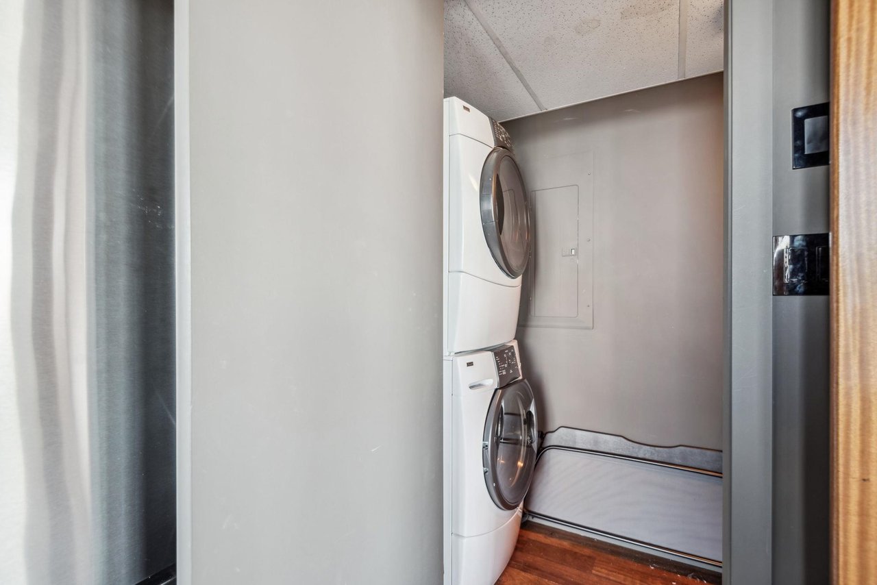 PH5-1288 W Georgia St
