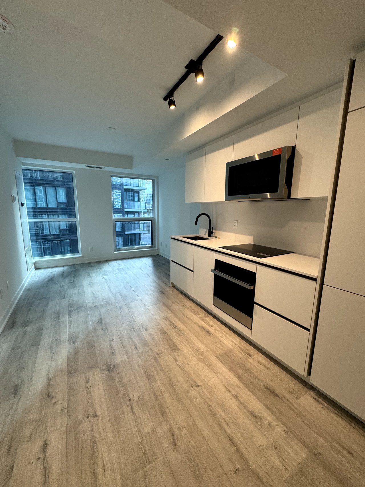 327 King St W Unit: 1105