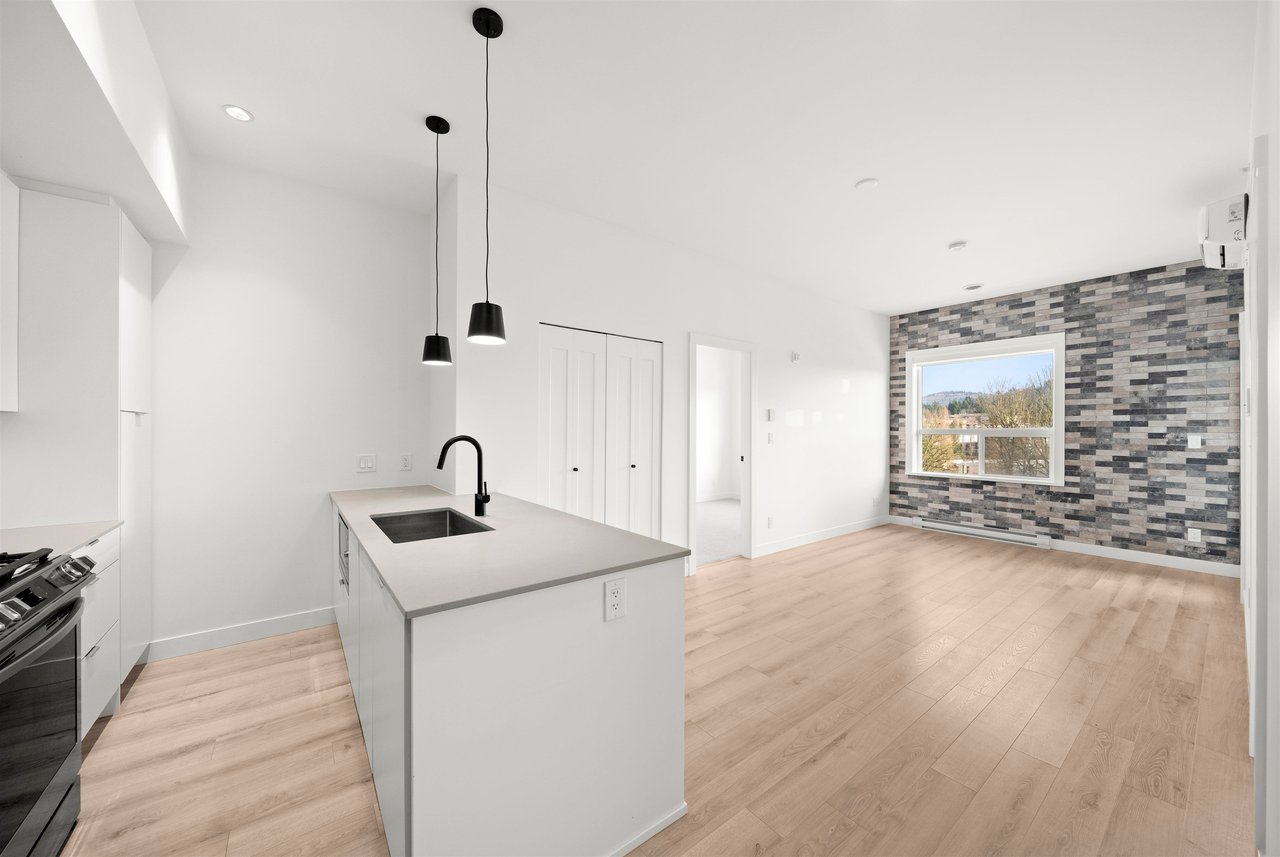 503-2493 Montrose Ave