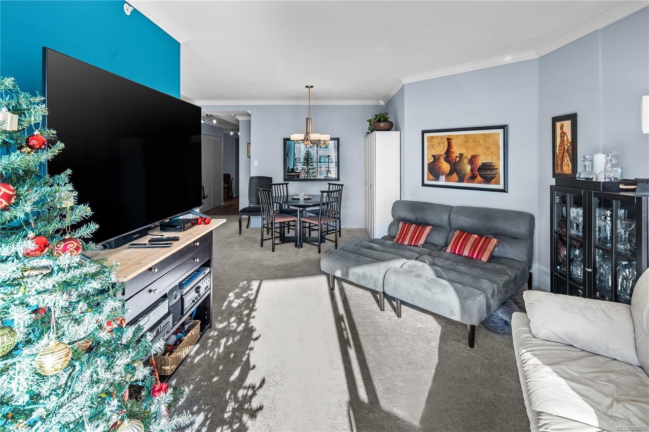 608-1010 View St